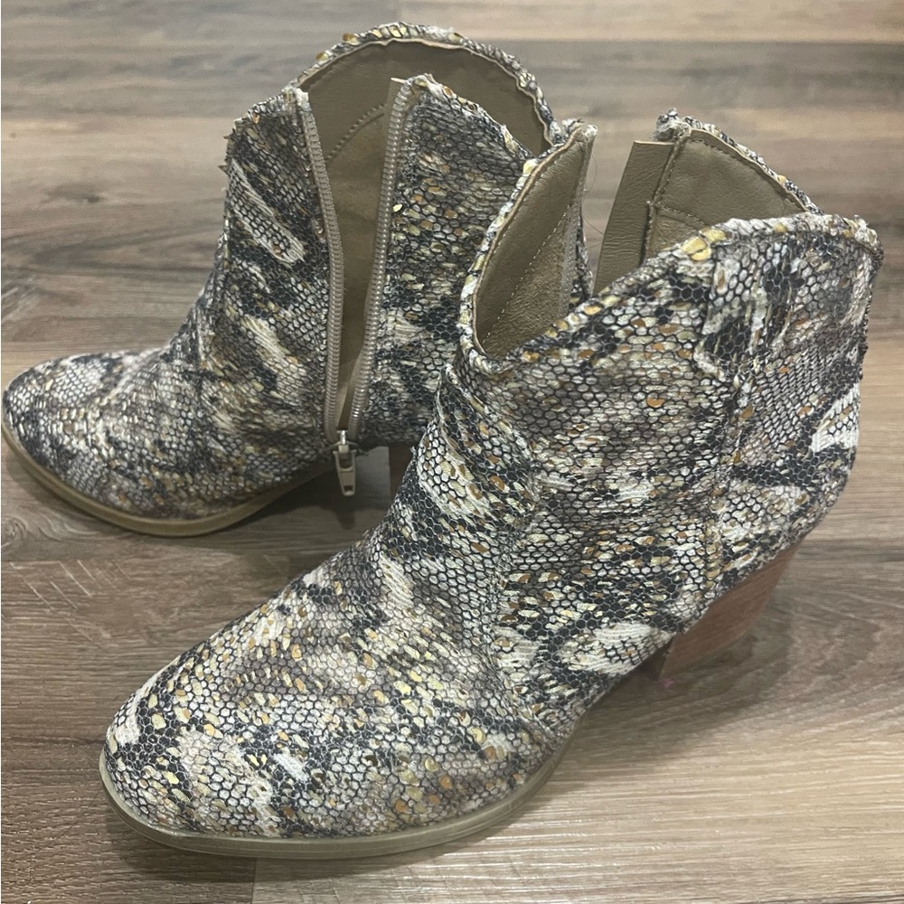 Snake skin. With a little gold sparkle